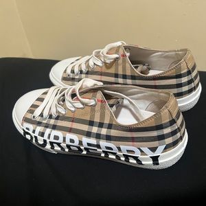 Burberry chucks sz 10